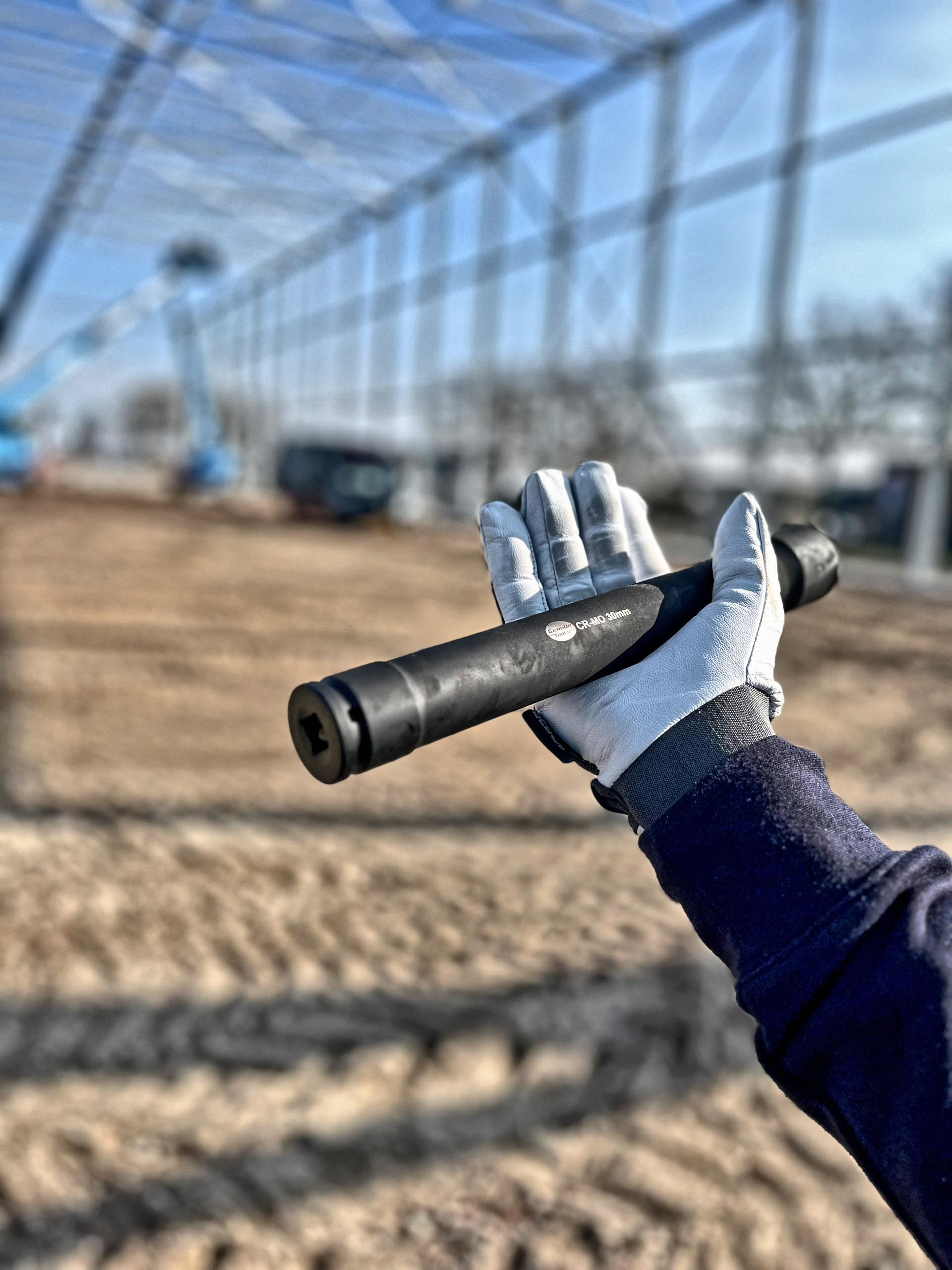 Monteur houdt de verlengde krachtdop van GearUp Tools vast – robuust, lang en geschikt voor precisiewerk op lastig bereikbare plekken.